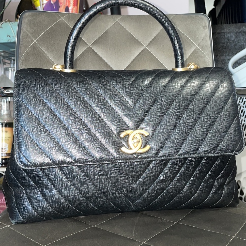 Chanel Black chevron flap Bag w gold hardware! 🖤